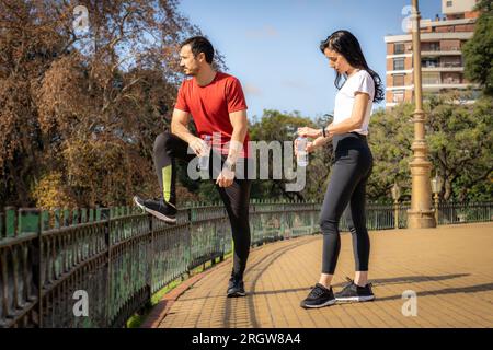 Fitness-latino-Sportlerin und weiße Frau, die sich nach dem Workout ausruhen. Stockfoto