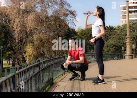 Fit Menschen Ruhe Pause nach dem Training - gesundes Lifestyle-Konzept. Stockfoto