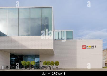 Billund, Dänemark - 06. OKTOBER 2022: Außenansicht am Eingang des LEGO-HAUSES. Stockfoto