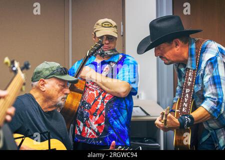 Ein mitreißendes Bild des Country Music Künstlers Brent Payne, der eine leidenschaftliche Performance seiner Hit-Single „Copperhead Road“ mit Gitarren für Tierärzte leitet. Stockfoto