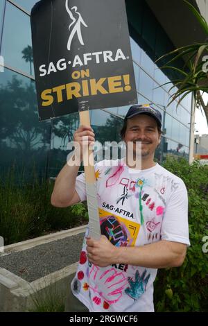 Los Angeles, Kalifornien, USA 11. August 2023 Schauspieler Jason Ritter Walking SAG-AFTRA und WGA Strike Pickert Line in Netflix Büros am 11. August 2023 in Los Angeles, Kalifornien, USA. Foto: Barry King/Alamy Live News Stockfoto