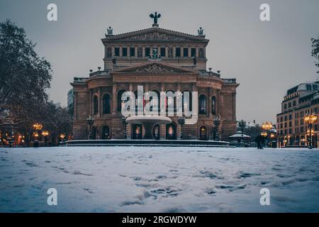 Die Alte Oper in Frankfurt, das wunderschöne Opernhaus in Deutschland mitten in der Stadt am Abend und beleuchtet Stockfoto