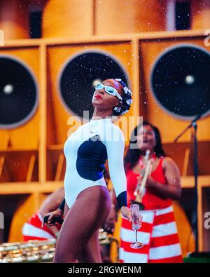 San Francisco, USA. 11. Aug. 2023. Janelle Monae tritt am 11. August 2023 auf der Lands End Stage beim Outside Lands 2023 Music and Arts Festival im Golden Gate Bridge Park in San Francisco, Kalifornien, auf. (Foto von Alive Coverage/Sipa USA) Guthaben: SIPA USA/Alamy Live News Stockfoto