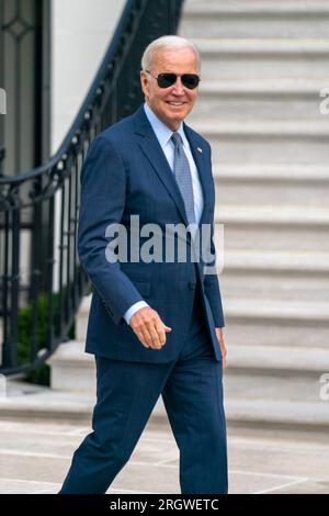 Washington, DC, USA. 11. Aug. 2023. US-Präsident Joe Biden betritt Marine One am 11. August 2023 im South Lawn of the White House in Washington, DC, USA. Präsident Biden reist ab, um das Wochenende in Rehoboth Beach, Delaware, zu verbringen. Kredit: Shawn Thew/Pool via CNP/dpa/Alamy Live News Stockfoto