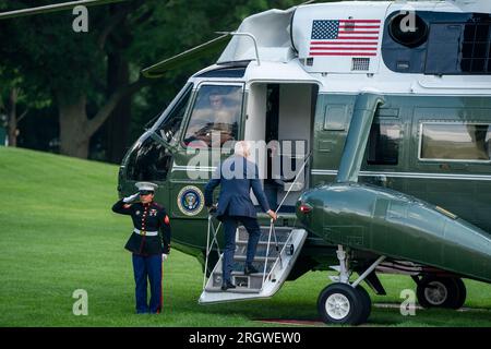 Washington, DC, USA. 11. Aug. 2023. US-Präsident Joe Biden betritt Marine One am 11. August 2023 im South Lawn of the White House in Washington, DC, USA. Präsident Biden reist ab, um das Wochenende in Rehoboth Beach, Delaware, zu verbringen. Kredit: Shawn Thew/Pool via CNP/dpa/Alamy Live News Stockfoto