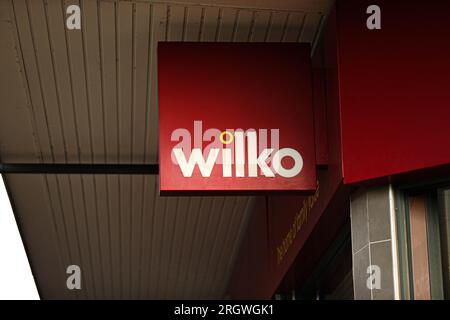 Derby, Großbritannien. 16. Juli 2022. Das Wilko-Logo in seinem Einzelhandelsgeschäft in Derby. Der beliebte britische Einzelhändler „Wilko“ (ehemals Wilkinson Hardware Stores) gab am 10. 2023. August bekannt, dass das Unternehmen in Betrieb genommen wird. 12.500 Arbeitsplätze gefährden. Das Unternehmen verfügt über 400 Geschäfte in ganz Großbritannien (Foto: Ben Booth/SOPA Images/Sipa USA). Guthaben: SIPA USA/Alamy Live News Stockfoto