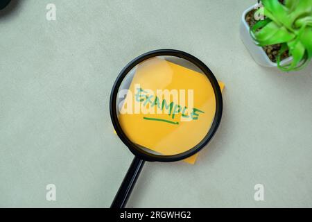 Konzept eines Beispielschreibens auf Buch isoliert auf Holztisch. Stockfoto