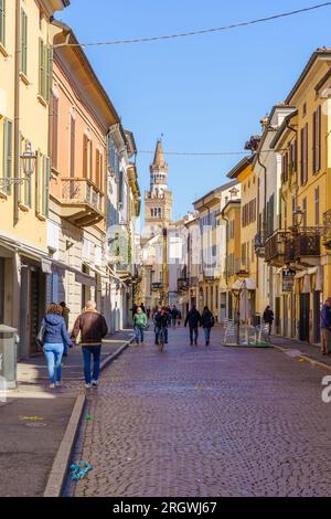 Crema, Italien - 27. Februar 2022: Straßenszene (via XX Settembre), mit Einheimischen und Besuchern, in Crema, Lombardei, Norditalien Stockfoto