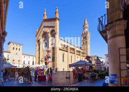 Crema, Italien - 27. Februar 2022: Karnevalsmarkt-Szene auf dem Platz der Kathedrale (Duomo), mit Parade-Figur, Einheimischen und Besuchern, in Crema, Lombardei, Stockfoto