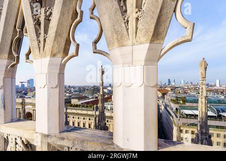 Mailand, Italien - 02. März 2022: Blick von den Terrassen des Doms auf die Stadt, mit Statuen und verschiedenen Gebäuden, in Mailand, der Lombardei, Nord Stockfoto