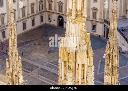 Mailand, Italien - 02. März 2022: Blick von der Dom-Terrasse auf dem Schlosshof, mit Einheimischen und Besuchern, in Mailand, Lombardei, Nord-Ita Stockfoto