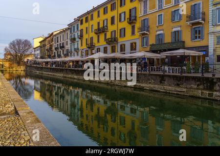 Mailand, Italien - 02. März 2022: Blick auf den Kanal Naviglio Grande, mit Einheimischen und Besuchern, in Navigli, Mailand, Lombardei, Norditalien Stockfoto