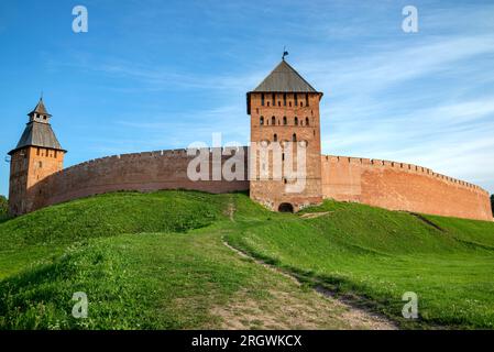 An den Mauern des Kremls von Veliky Novgorod an einem Sommertag. Russland Stockfoto