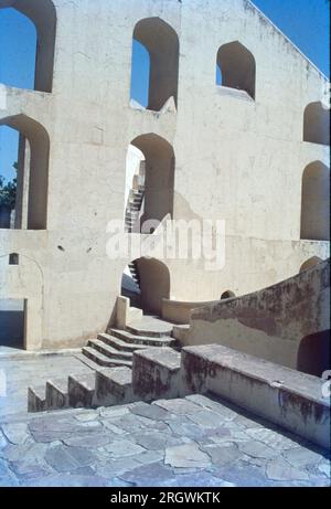 Der Jantar Mantar, Jaipur, ist eine Sammlung von 19 astronomischen Instrumenten, die vom Rajput-König Sawai Jai Singh, dem Gründer von Jaipur, Rajasthan, gebaut wurden. Das Denkmal wurde 1734 fertiggestellt. Es verfügt über die weltweit größte Sonnenuhr aus Stein und ist ein UNESCO-Weltkulturerbe. Es liegt in der Nähe von City Palace und Hawa Mahal. Stockfoto