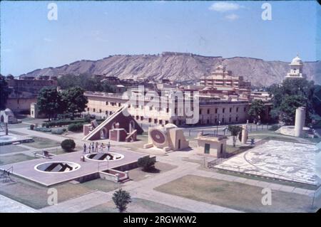 Der Jantar Mantar, Jaipur, ist eine Sammlung von 19 astronomischen Instrumenten, die vom Rajput-König Sawai Jai Singh, dem Gründer von Jaipur, Rajasthan, gebaut wurden. Das Denkmal wurde 1734 fertiggestellt. Es verfügt über die weltweit größte Sonnenuhr aus Stein und ist ein UNESCO-Weltkulturerbe. Es liegt in der Nähe von City Palace und Hawa Mahal. Stockfoto