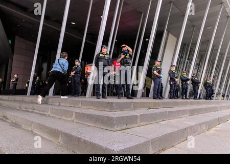 Melbourne, Australien, 12. August 2023. Die Polizei bewacht den Eingang des Gebäudes während Protesten und Gegenproteste gegen die Melbourne Drag Expo im Melbourne Convention Center, Melbourne, Australien, 12. August 2023. Kredit: Michael Currie/Speed Media/Alamy Live News Stockfoto