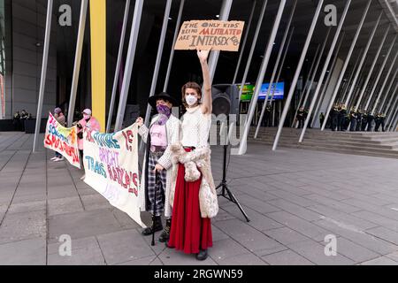 Melbourne, Australien, 12. August 2023. Stolze Demonstranten außerhalb des Gebäudes während Protesten und Gegenprotesten gegen die Melbourne Drag Expo im Melbourne Convention Center, Melbourne, Australien, 12. August 2023. Kredit: Michael Currie/Speed Media/Alamy Live News Stockfoto