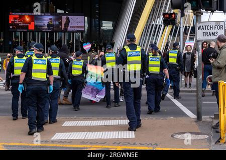 Melbourne, Australien, 12. August 2023. Polizei bewegt Pro LGBT+ Protestteilnehmer während Protesten und Gegenproteste gegen die Melbourne Drag Expo im Melbourne Convention Center, Melbourne, Australien, 12. August 2023. Kredit: Michael Currie/Speed Media/Alamy Live News Stockfoto