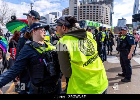 Melbourne, Australien, 12. August 2023. Anti-Trans-Demonstranten konfrontieren die Polizei, während sie Pro-LGBT-Demonstranten von der Straße verlegen, um die beiden Gruppen während der Proteste getrennt zu halten und Proteste gegen die Melbourne Drag Expo im Melbourne Convention Center, Melbourne, Australien, 12. August 2023. Kredit: Michael Currie/Speed Media/Alamy Live News Stockfoto