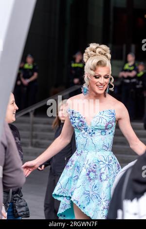 Melbourne, Australien, 12. August 2023. Eine Drag Queen posiert für Fotos während Protesten und Protesten gegen die Melbourne Drag Expo im Melbourne Convention Center, Melbourne, Australien, 12. August 2023. Kredit: Michael Currie/Speed Media/Alamy Live News Stockfoto