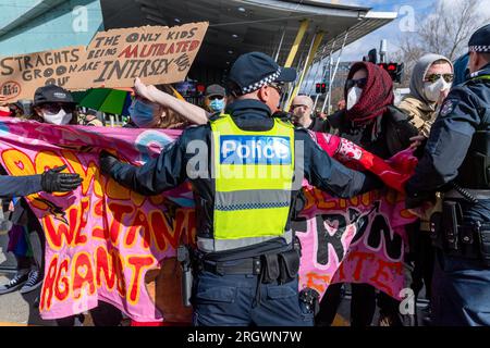 Melbourne, Australien, 12. August 2023. Polizei bewegt Pro LGBT+ Protestteilnehmer während Protesten und Gegenproteste gegen die Melbourne Drag Expo im Melbourne Convention Center, Melbourne, Australien, 12. August 2023. Kredit: Michael Currie/Speed Media/Alamy Live News Stockfoto