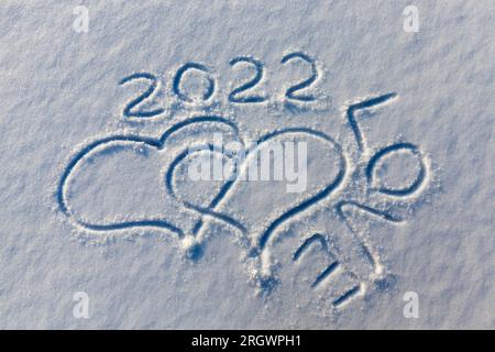 Die Worte Liebe 2022 gezeichnet im Schnee, Schnee mit Zeichnungen der Worte Liebe 2022 in der Wintersaison, am Vorabend des Einsetzens von 2022 Stockfoto