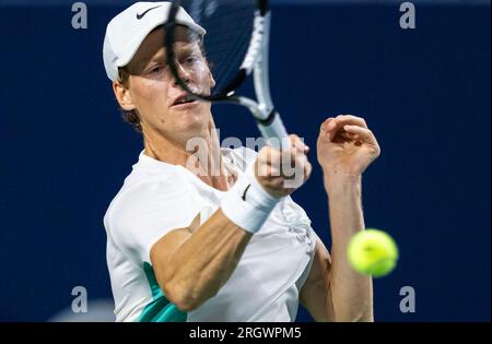 (230812) – TORONTO, 12. August 2023 (Xinhua) – Jannik Sünder gibt den Ball während eines Viertelfinalspiels der Herreneinsätze zwischen Gael Monfils aus Frankreich und Jannik Sünder aus Italien bei den National Bank Open 2023 in Toronto, Kanada, am 11. August 2023 zurück. (Foto: Zou Zheng/Xinhua) Stockfoto