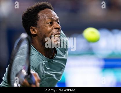 (230812) – TORONTO, 12. August 2023 (Xinhua) – Gael Monfils gibt den Ball während eines Viertelfinalspiels für Männer zwischen Gael Monfils aus Frankreich und Jannik Sünder aus Italien bei den National Bank Open 2023 in Toronto, Kanada, am 11. August 2023 zurück. (Foto: Zou Zheng/Xinhua) Stockfoto