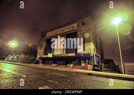 Dudley, West Midlands, 1. November 2010: Dudley Hippodrome, das 2010 kurz nach der endgültigen Schließung der Gala Bingo Halle im Jahr 2009 abgebildet wurde. Das Gebäude, das nicht gelistet war, wurde 1938 eröffnet, nachdem es von Archibald Hurley Robinson entworfen wurde. Das ursprüngliche Theater hatte eine Kapazität von 1.752 Sitzplätzen. Das aufragende Bauwerk befindet sich auf Castle Hill, neben dem Dudley Zoo. Im August 2023 hat der Abriss des Art-Deco-Gebäudes begonnen. Der Dudley Council erhielt 25 Millionen Pfund von der Regierung für den Bau einer Krankenpflegeschule für die Universität Worcester. Credi Stockfoto