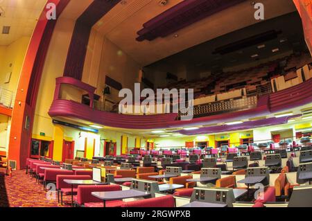 Dudley, West Midlands, 1. November 2010: Dudley Hippodrome, das 2010 kurz nach der endgültigen Schließung der Gala Bingo Halle im Jahr 2009 abgebildet wurde. Das Gebäude, das nicht gelistet war, wurde 1938 eröffnet, nachdem es von Archibald Hurley Robinson entworfen wurde. Das ursprüngliche Theater hatte eine Kapazität von 1.752 Sitzplätzen. Das aufragende Bauwerk befindet sich auf Castle Hill, neben dem Dudley Zoo. Im August 2023 hat der Abriss des Art-Deco-Gebäudes begonnen. Der Dudley Council erhielt 25 Millionen Pfund von der Regierung für den Bau einer Krankenpflegeschule für die Universität Worcester. Credi Stockfoto