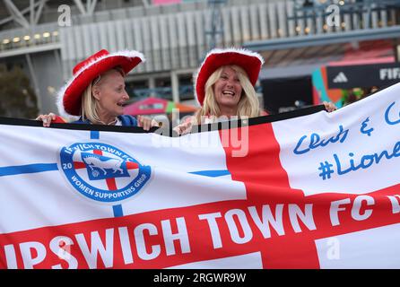 England-Fans vor dem Viertelfinale der FIFA Women's World Cup im Stadium Australia, Sydney. Foto: Samstag, 12. August 2023. Stockfoto