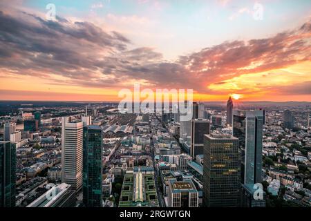 Blick auf die Skyline von einer Aussichtsplattform. Frankfurt am Main in Deutschland am Abend mit einem traumhaften Sonnenuntergang mitten in der Skyline. Tolle Stadt Stockfoto