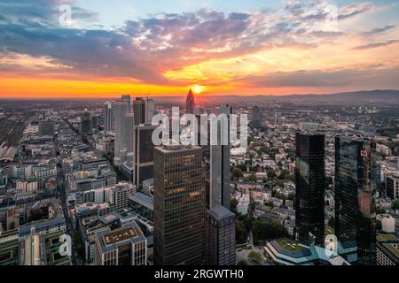 Blick auf die Skyline von einer Aussichtsplattform. Frankfurt am Main in Deutschland am Abend mit einem traumhaften Sonnenuntergang mitten in der Skyline. Tolle Stadt Stockfoto