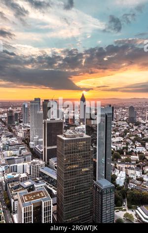 Blick auf die Skyline von einer Aussichtsplattform. Frankfurt am Main in Deutschland am Abend mit einem traumhaften Sonnenuntergang mitten in der Skyline. Tolle Stadt Stockfoto