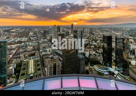 Blick auf die Skyline von einer Aussichtsplattform. Frankfurt am Main in Deutschland am Abend mit einem traumhaften Sonnenuntergang mitten in der Skyline. Tolle Stadt Stockfoto