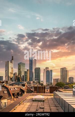 Blick auf die Skyline von einer Aussichtsplattform. Frankfurt am Main in Deutschland am Abend mit einem traumhaften Sonnenuntergang mitten in der Skyline. Tolle Stadt Stockfoto