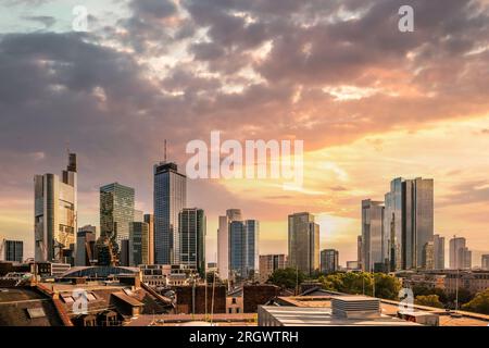 Blick auf die Skyline von einer Aussichtsplattform. Frankfurt am Main in Deutschland am Abend mit einem traumhaften Sonnenuntergang mitten in der Skyline. Tolle Stadt Stockfoto