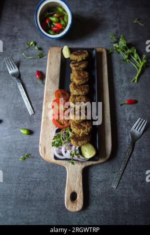 Draufsicht von shami Kebab auf einem Tablett mit selektivem Fokus Stockfoto