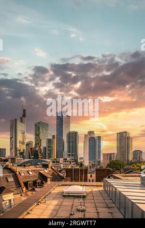 Blick auf die Skyline von einer Aussichtsplattform. Frankfurt am Main in Deutschland am Abend mit einem traumhaften Sonnenuntergang mitten in der Skyline. Tolle Stadt Stockfoto