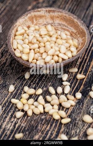 Nützliche Nüsse, ein Teil der Schale bleibt auf den Zedernüssen, geschälte Pinienkerne kleiner Größe Stockfoto