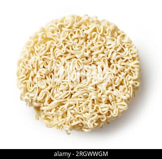 Trockene ungekochte asiatische Eiernudeln isoliert auf weißem Hintergrund, Draufsicht Stockfoto