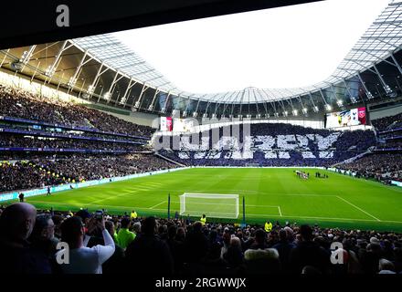 Dateifoto von 19-02-2023 von Fans auf den Tribünen mit einer Hommage an Harry Kane im Tottenham Hotspur Stadium, London. Der englische Kapitän Harry Kane hat gesagt, es sei an der Zeit zu gehen. Als er seine Abreise aus Tottenham in einem Video in den sozialen Medien bestätigte. Ausgabedatum: Samstag, 12. August 2023. Stockfoto