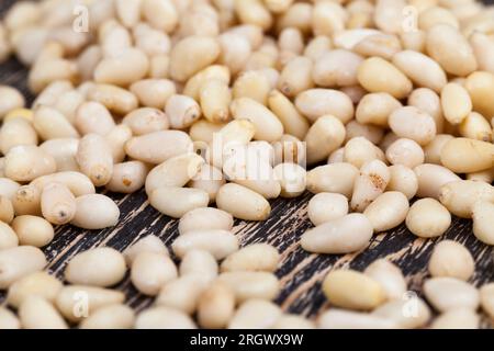 Nützliche Nüsse, ein Teil der Schale bleibt auf den Zedernüssen, geschälte Pinienkerne kleiner Größe Stockfoto