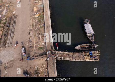 Jakarta. 12. Aug. 2023. Dieses Luftfoto wurde am 12. August 2023 aufgenommen und zeigt Fischer, die Fische von ihren Booten in Cilincing in Nord-Jakarta, Indonesien, entladen. Cilincing in Nord-Jakarta ist eines der Fischerdörfer in Jakarta. Kredit: Veri Sanovri/Xinhua/Alamy Live News Stockfoto