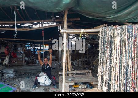 Jakarta. 12. Aug. 2023. Ein Mann macht am 12. August 2023 Gewichtheben in Cilincing in Nord-Jakarta, Indonesien. Cilincing in Nord-Jakarta ist eines der Fischerdörfer in Jakarta. Kredit: Veri Sanovri/Xinhua/Alamy Live News Stockfoto