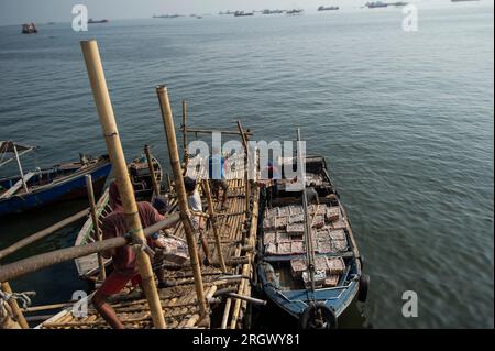 Jakarta. 12. Aug. 2023. Fischer entladen am 12. August 2023 in Cilincing in Nord-Jakarta, Indonesien, Fische von ihren Booten. Cilincing in Nord-Jakarta ist eines der Fischerdörfer in Jakarta. Kredit: Veri Sanovri/Xinhua/Alamy Live News Stockfoto