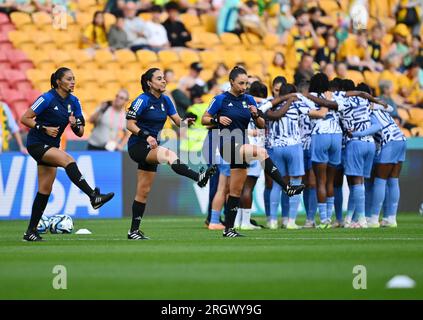 Brisbane, Australien. 12. Aug. 2023. Die Schiedsrichter wärmen sich vor dem Viertelfinale zwischen Australien und Frankreich auf der FIFA Women's World Cup 2023 in Brisbane, Australien, am 12. August 2023 auf. Kredit: Li Yibo/Xinhua/Alamy Live News Stockfoto