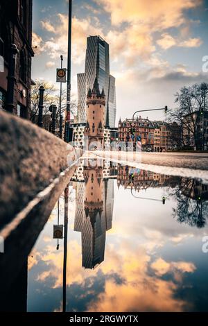 Reflexionen in Frankfurt am Main. Große Reflexion in Pfützen. Die Stadt, Wolkenkratzer und Straßen spiegeln sich im Wasser wider Stockfoto