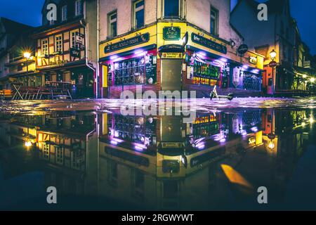 Reflexionen in Frankfurt am Main. Große Reflexion in Pfützen. Die Stadt, Wolkenkratzer und Straßen spiegeln sich im Wasser wider Stockfoto