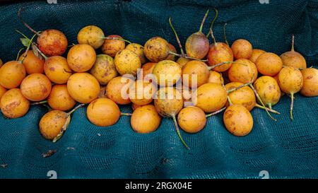 Passionsfrüchte auf dem Tisch. Stockfoto